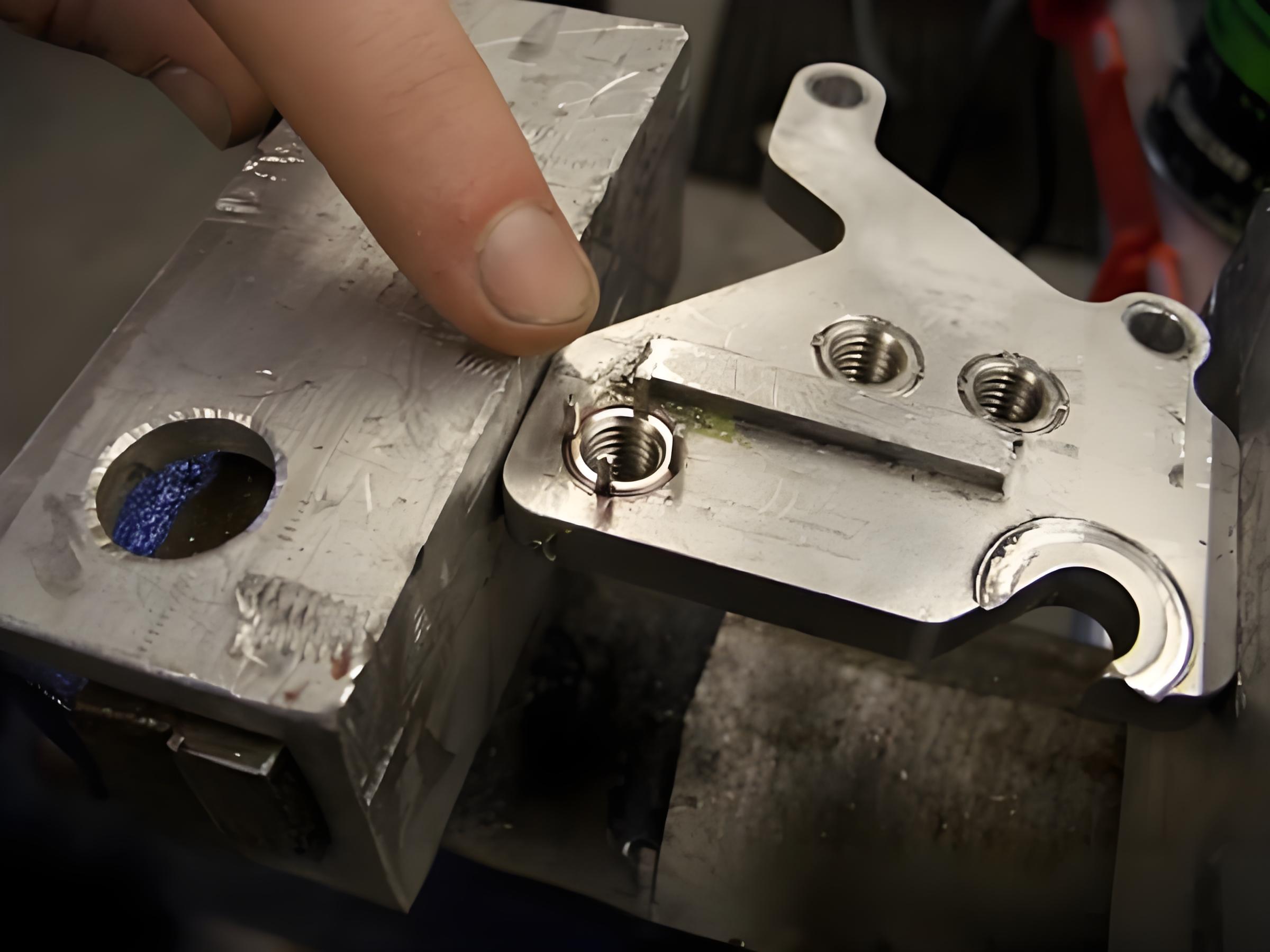Key Locking Insert Application (2)